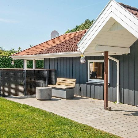 8 Person Holiday Home In Hejls Екстериор снимка