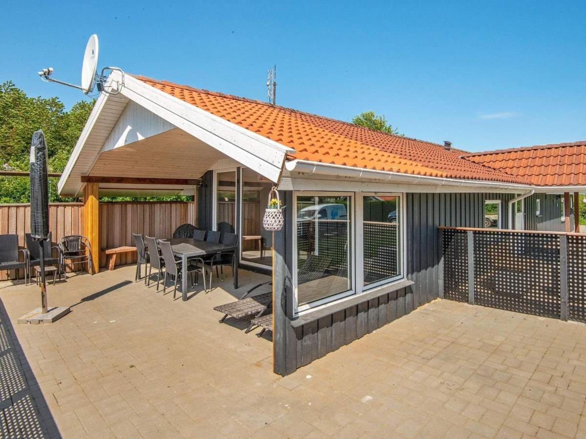 8 Person Holiday Home In Hejls Екстериор снимка